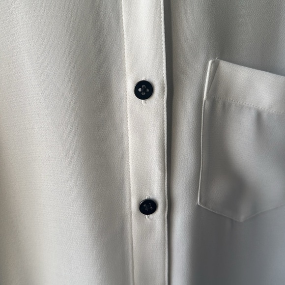 CAbi Style #3439 Pleated Hem Sleeveless Blouse Top Size small, White Button Up. - Picture 4 of 7